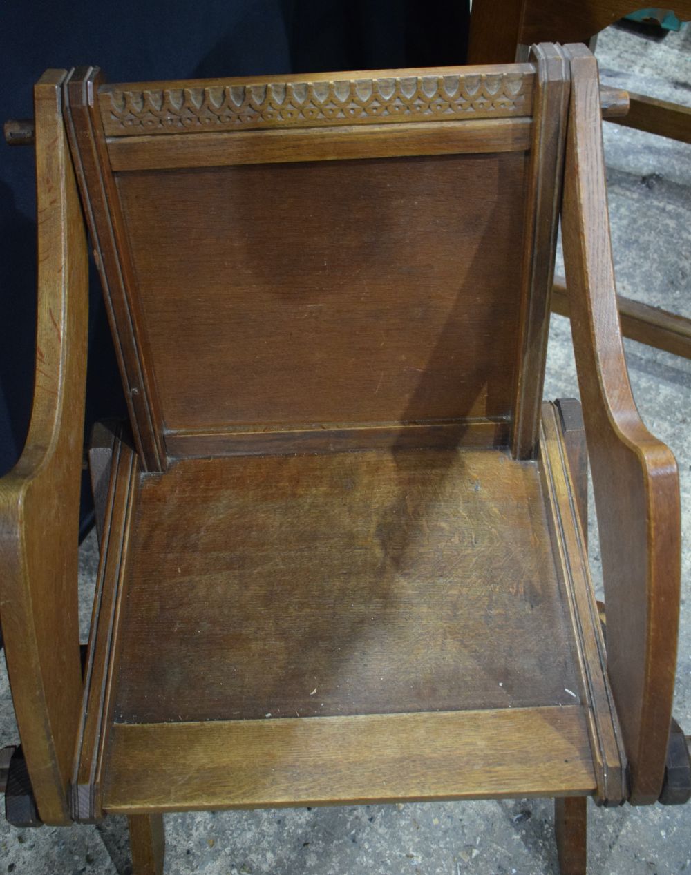 An early 20th Century Oak table with 2 Glastonbury Oak chairs 87 x 107 cm(3). - Image 15 of 16