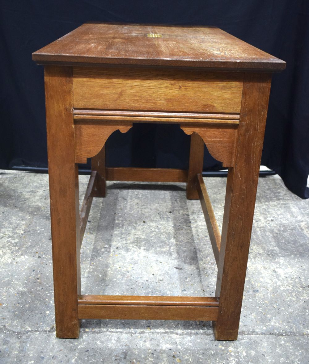 An early 20th Century Oak table with 2 Glastonbury Oak chairs 87 x 107 cm(3). - Image 5 of 16