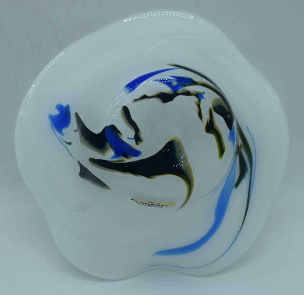 A Norwegian glass bowl by Hallingglass signed to the base 9 x 25cm - Image 6 of 10