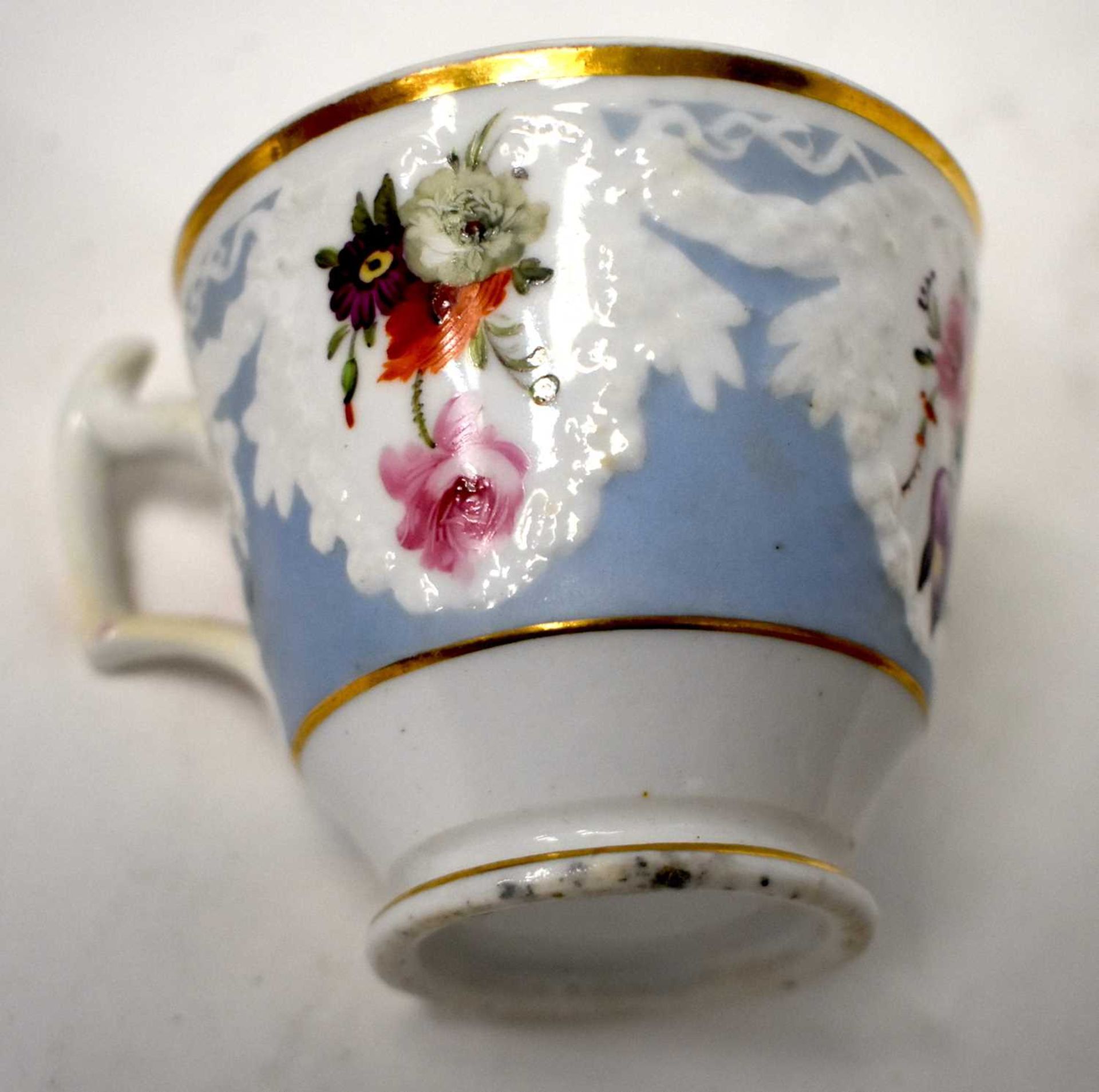 AN EARLY 19TH CENTURY CHAMBERLAINS WORCESTER PART TEASET painted with floral sprays, under a moulded - Image 30 of 36