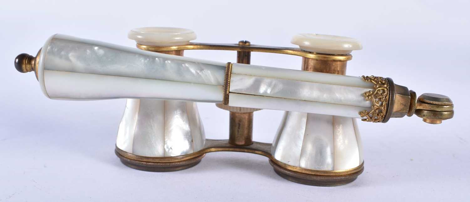 A PAIR OF MOTHER OF PEARL OPERA GLASSES. 24 cm x 7 cm. - Image 3 of 5