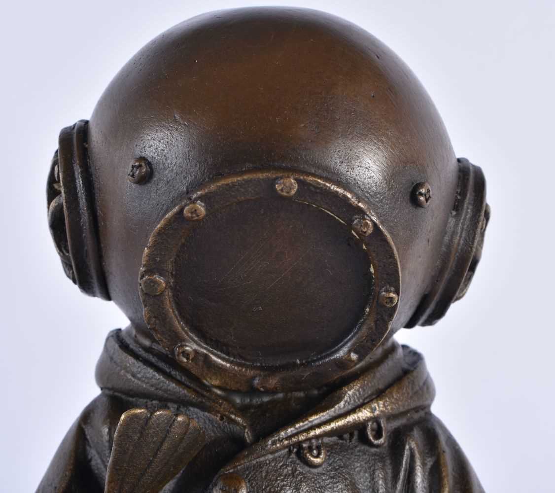 AN UNUSUAL DIVER AND BIRD BRONZE FIGURE. 32 cm high. - Image 3 of 7