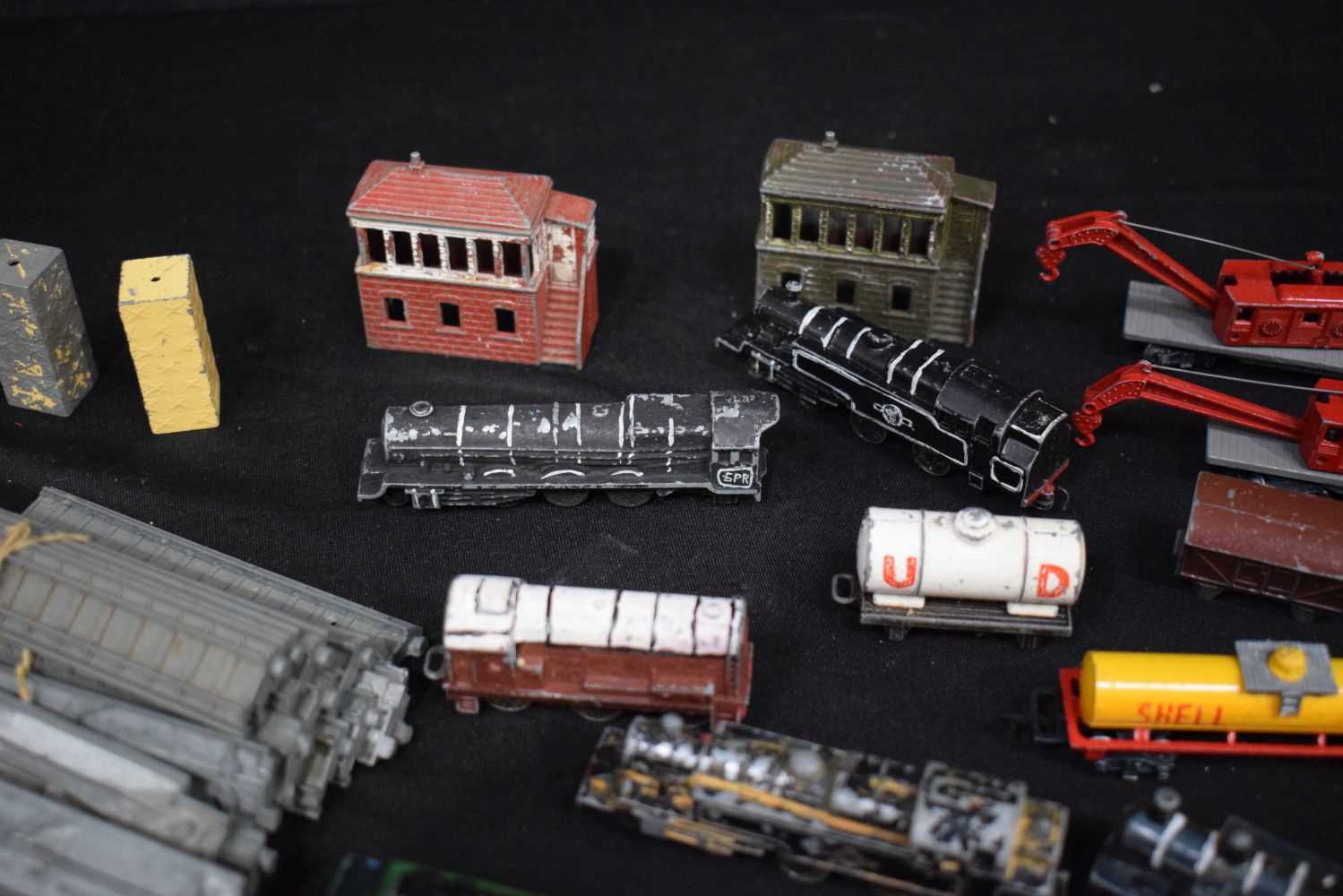 A collection of Lone star Model railway engines, carriages, track etc (Qty) - Image 8 of 22