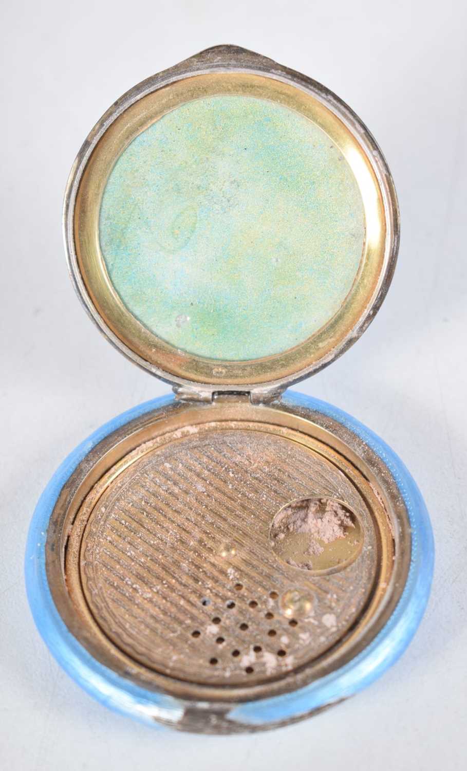 A Silver Gilt and Guilloche Enamel Compact. Stamped Sterling. 5 cm x 1cj, weight 46.7g - Bild 3 aus 3