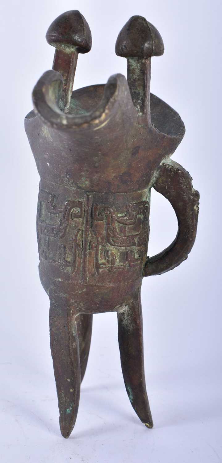 A CHINESE QING DYNASTY BRONZE JUE BRONZE WINE VESSEL. 19 cm high. - Image 2 of 7