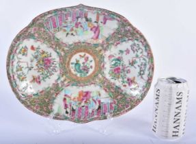 A 19TH CENTURY CHINESE CANTON FAMILLE ROSE PORCELAIN DISH Qing, painted with figures and foliage. 27