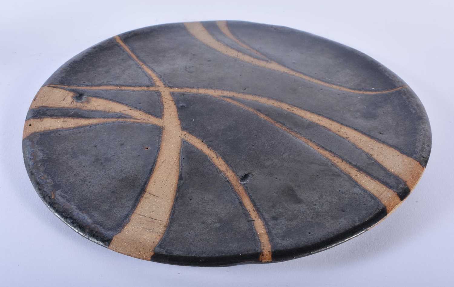 A FINE STUDIO POTTERY STONEWARE CIRCULAR DISH in the manner of Shoji Hamada (1894-1978). 28 cm - Image 6 of 10