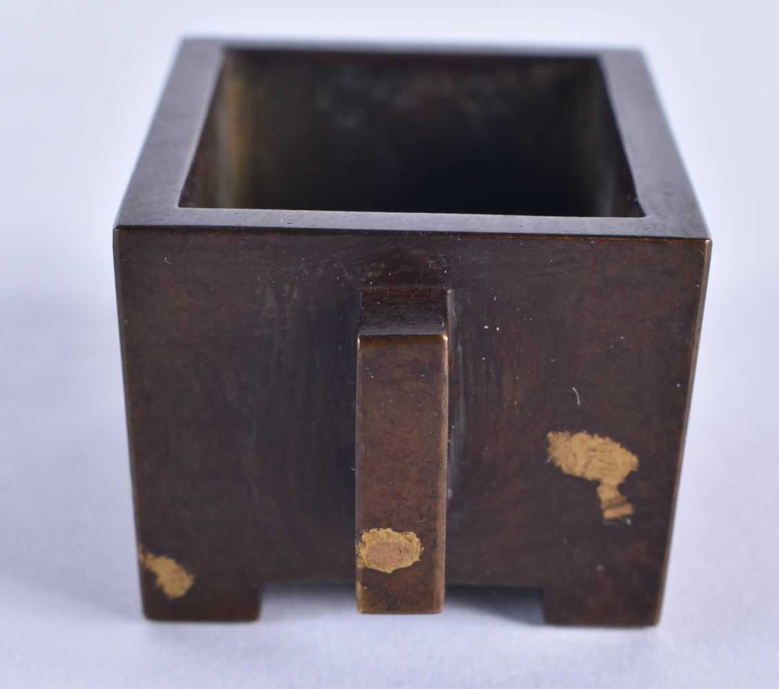 A CHINESE TWIN HANDLED BRONZE CENSER 20th Century. 210 grams. 6.5 cm x 4 cm. - Image 3 of 4