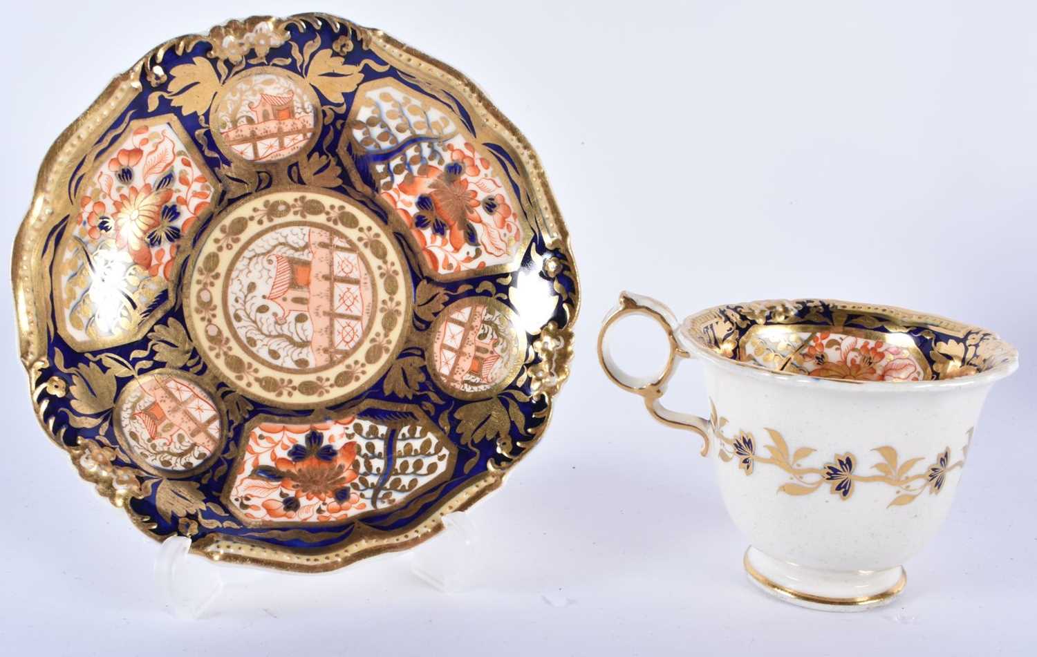 AN EARLY 19TH CENTURY CHAMBERLAINS WORCESTER CUP AND SAUCER together with a similar Chamberlains - Image 7 of 12