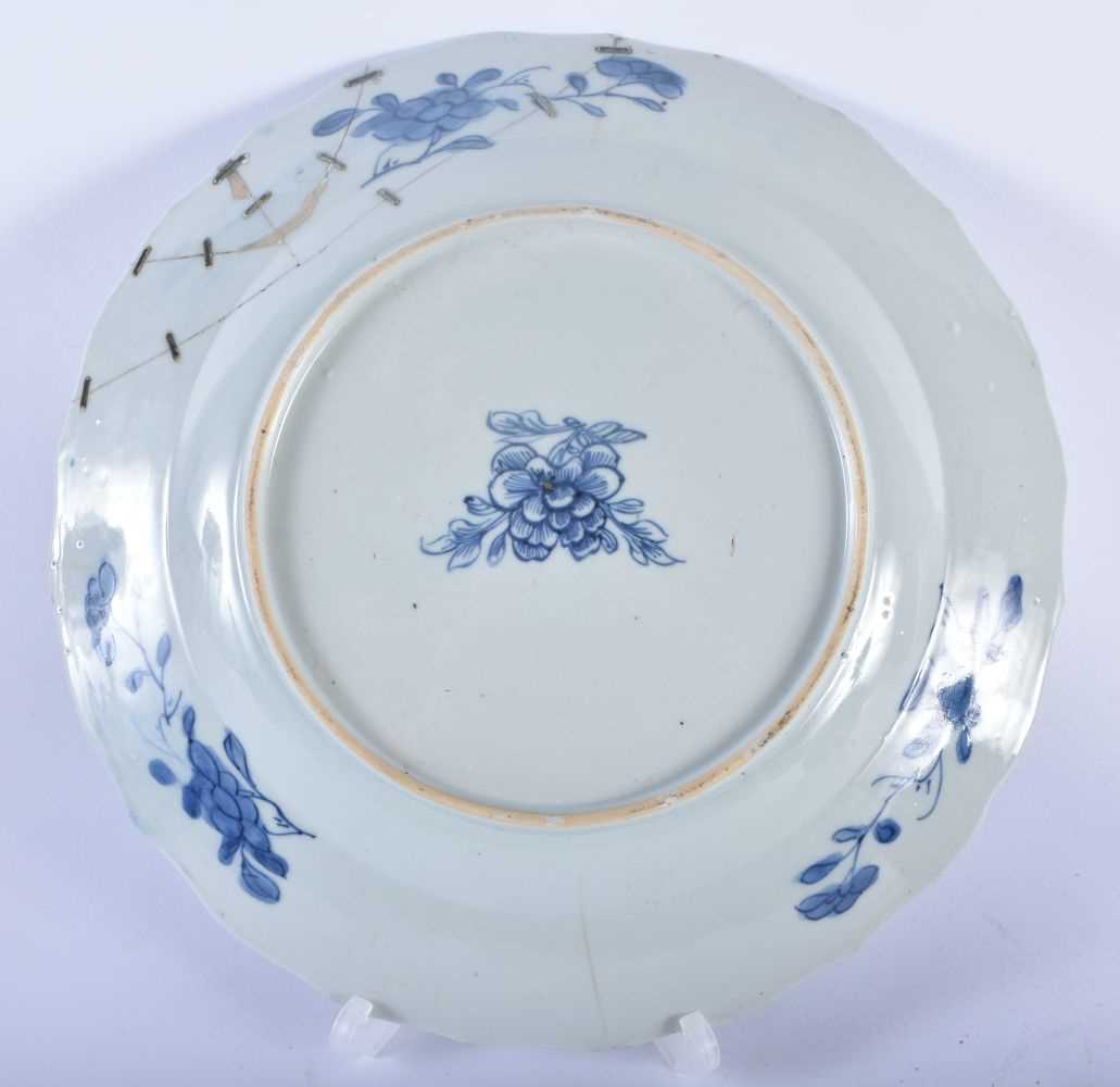 A 17TH CENTURY CHINESE BLUE AND WHITE PORCELAIN PLATE Kangxi, together with a Qing blue and white - Image 3 of 7