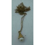 A 9CT GOLD AND PEARL NECKLACE. 1.8 grams. Chain 48 cm long, pendant 1.5 cm x 0.75 cm.
