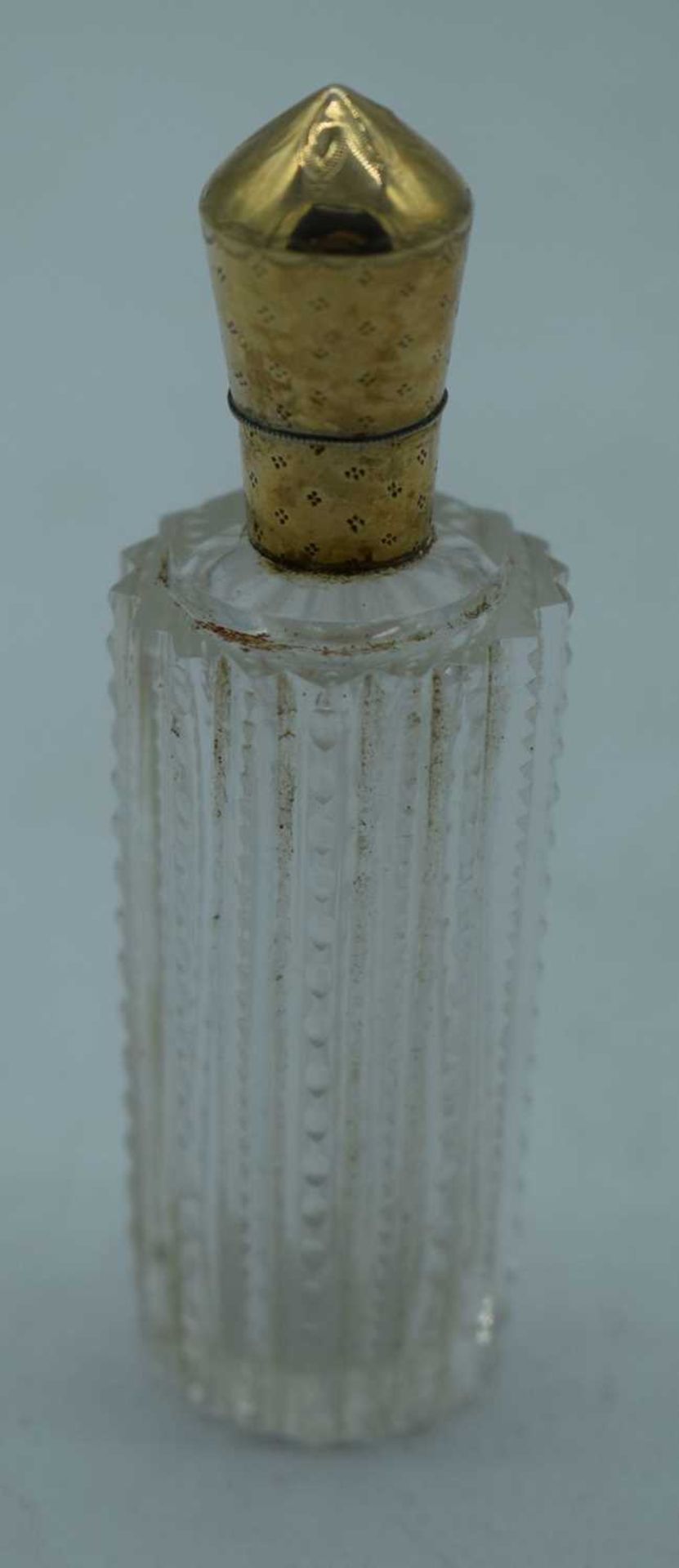 A 14CT GOLD AND GLASS SCENT BOTTLE. 43 grams. 8.75 cm x 2.75 cm.