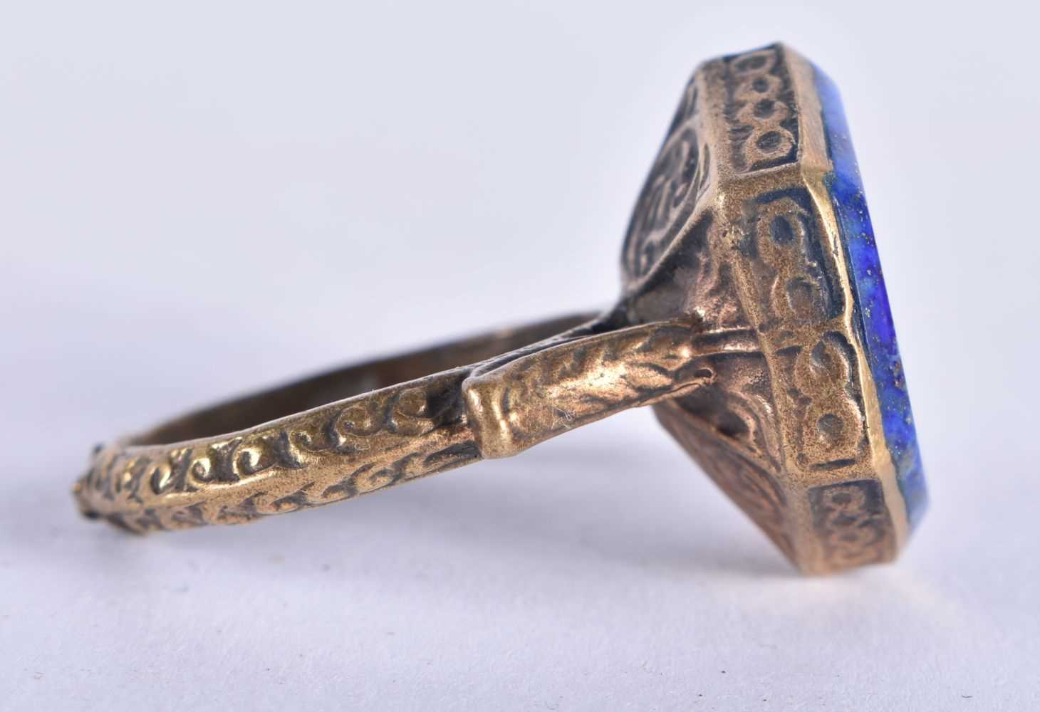 AN 18TH/19TH CENTURY ISLAMIC GOLD GILDED OTTOMAN LAPIS LAZULI SEAL RING. S. 9 grams. - Image 4 of 5