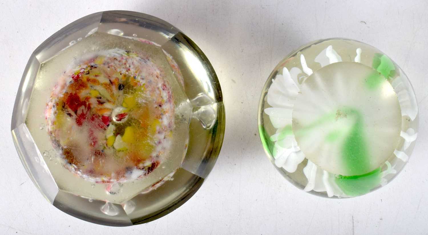 A Millefiori faceted paperweight together with another paperweight 10 cm (2) - Image 4 of 6