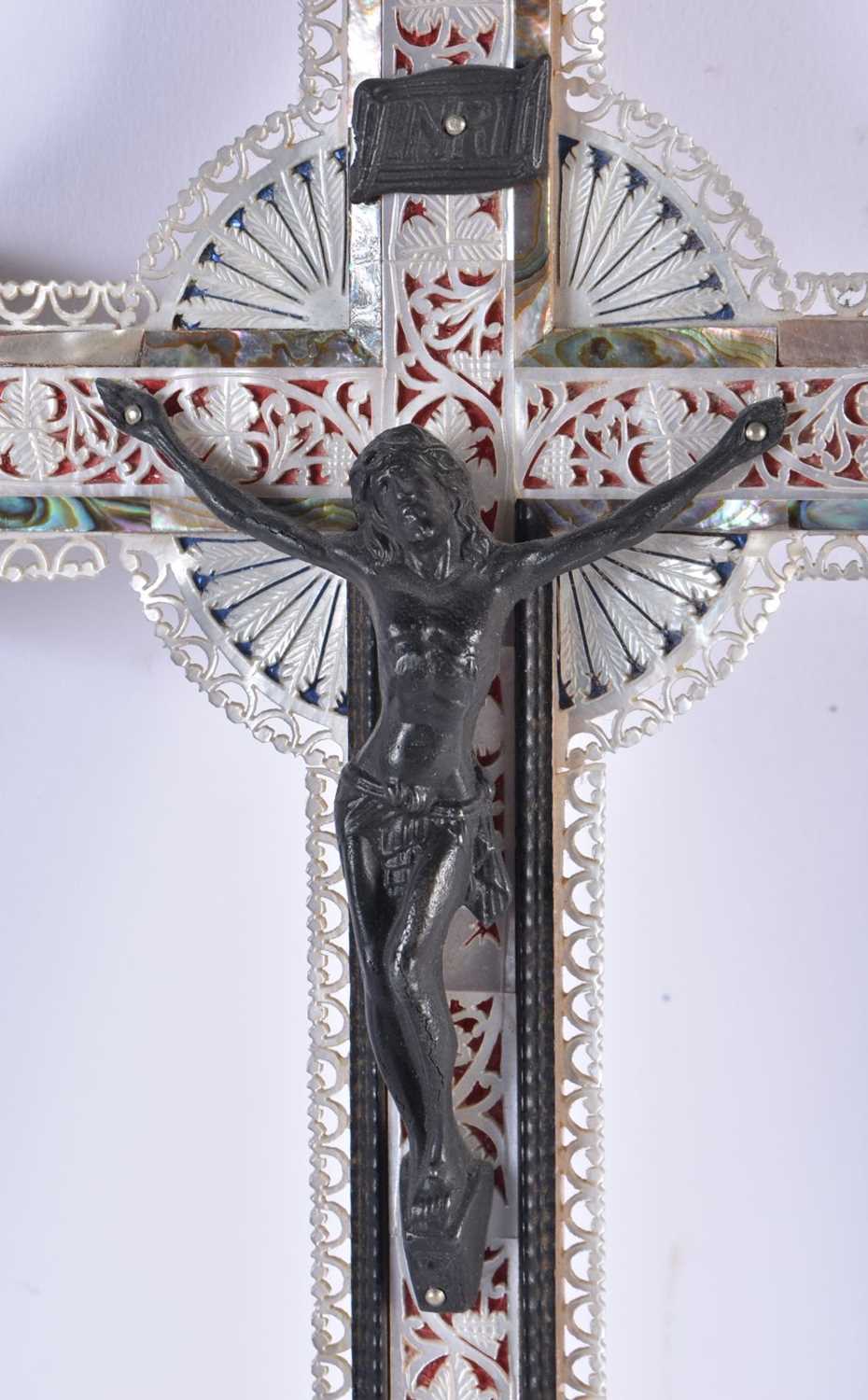 AN ANTIQUE MOTHER OF PEARL AND ABALONE SHELL CORPUS CHRISTI CRUCIFIX. 32 cm x 16 cm. - Bild 3 aus 5