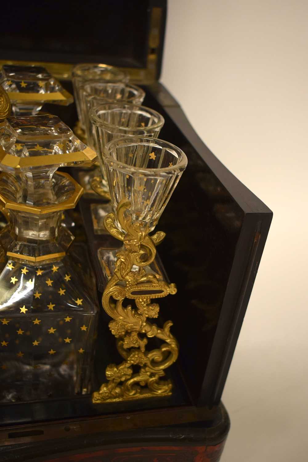 A LARGE 18TH/19TH CENTURY FRENCH NAPOLEON III BOULLE TORTOISESHELL TANTALUS DECANTER SET the case - Image 30 of 36