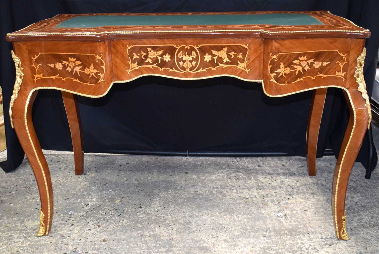 A baroque style inlaid leather topped three drawer writing desk 79 x 122 x 62 cm - Image 7 of 12