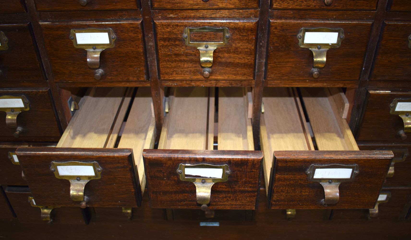 A Libraco Mahogany veneered Haberdashery cabinet 138 x 114 x 57 cm - Image 17 of 20