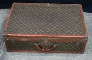 A Louis Vuitton suitcase 22 x 70 x 47 cm.