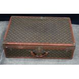 A Louis Vuitton suitcase 22 x 70 x 47 cm.