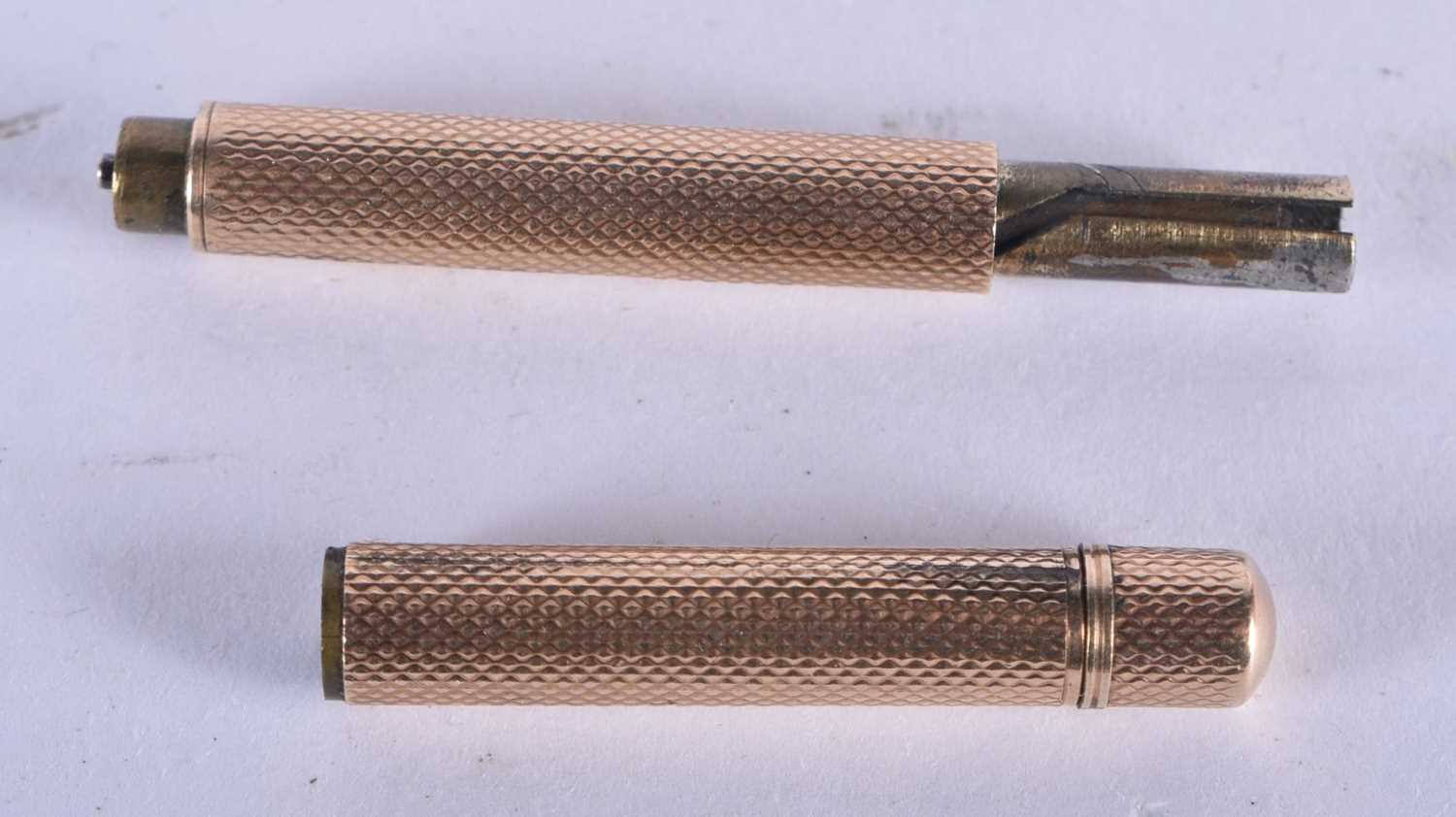 AN ANTIQUE YELLOW METAL PROPELLING PENCIL. 9.6 grams. 6.75 cm long. - Image 4 of 4