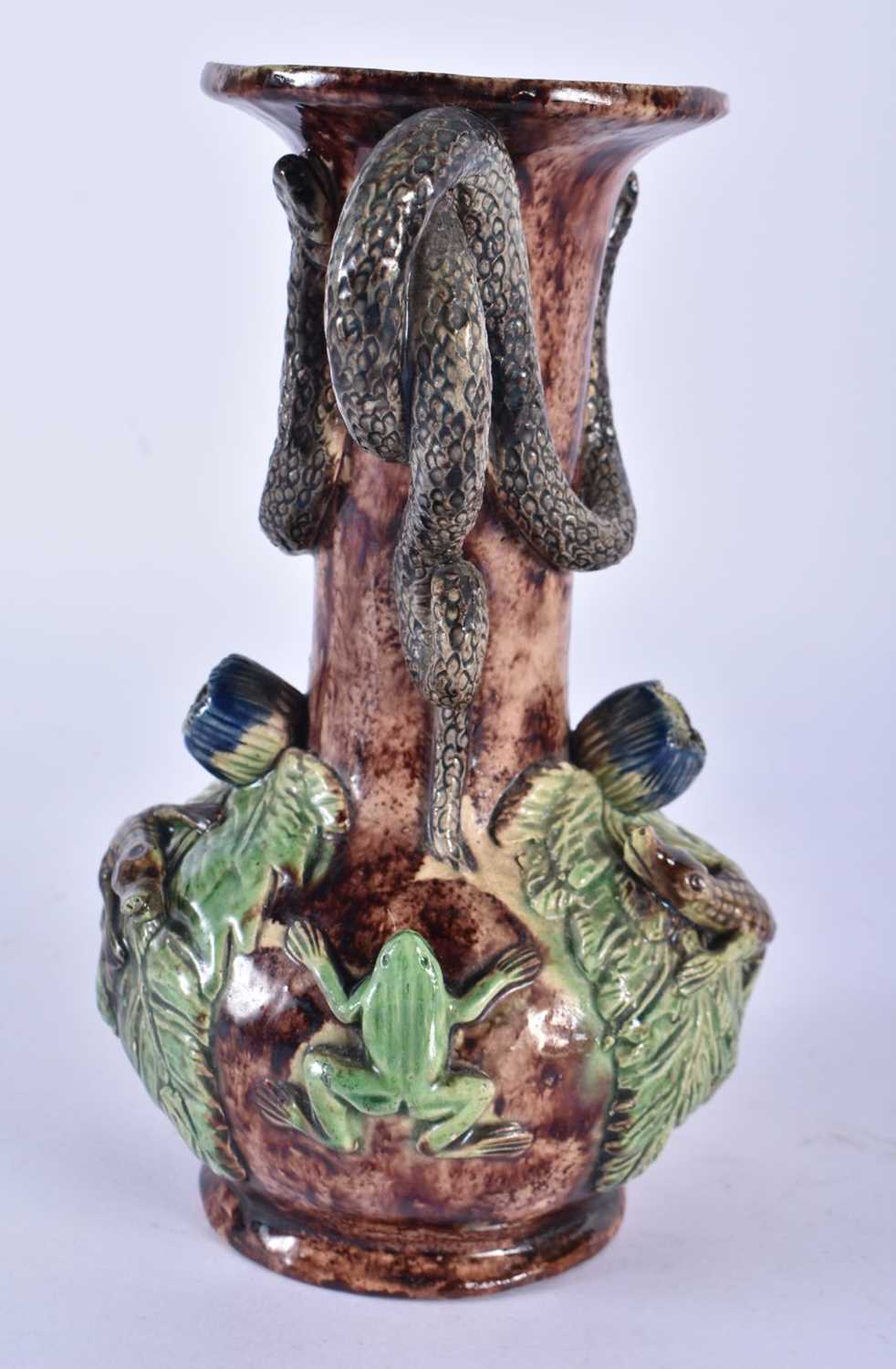A19TH CENTURY PORTUGUESE MAJOLICA MAFRA TWIN HANDLED VASE overlaid with serpents. 18cm x 11cm. - Image 4 of 6
