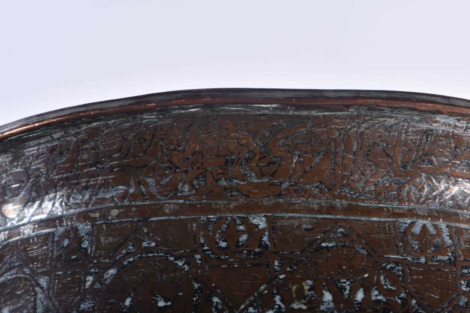A 16TH/17TH CENTURY PERSIAN ISLAMIC MIDDLE EASTERN BRONZE COPPER ALLOY BOWL AND COVER decorated - Image 7 of 10