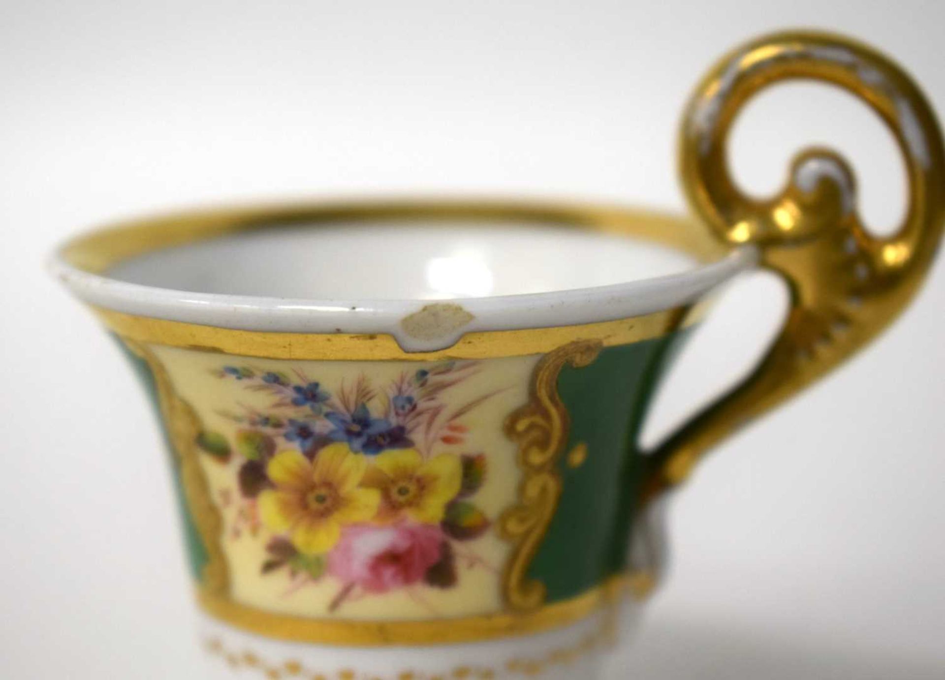 AN EARLY 19TH CENTURY CHAMBERLAINS WORCESTER CHAMBERSTICK together with two similar cups. Largest - Image 7 of 21