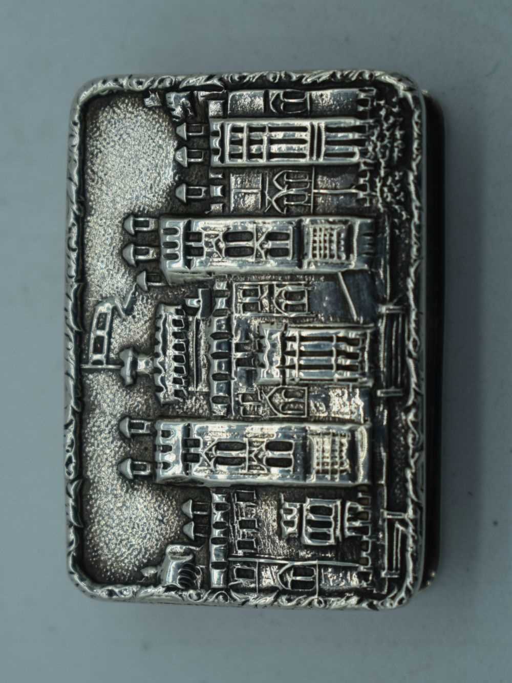 A SILVER CASTLE TOP SNUFF BOX. Birmingham 1986. 38.5 grams. 4 cm x 2.5 cm.