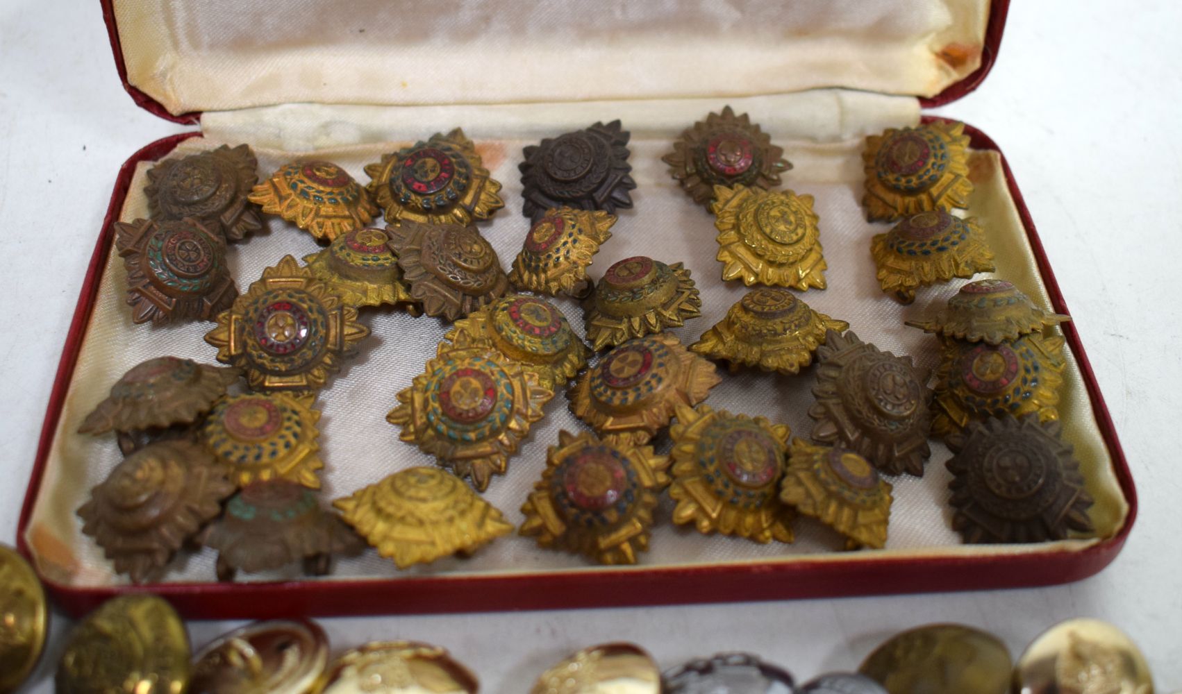 A collection of Military buttons and officers Epaulette insignia Pip badges (Qty). - Image 7 of 10