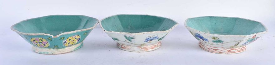 THREE EARLY 20TH CENTURY CHINESE TURQUOISE GLAZED PORCELAIN BOWLS Late Qing/Republic. 14 cm wide. (