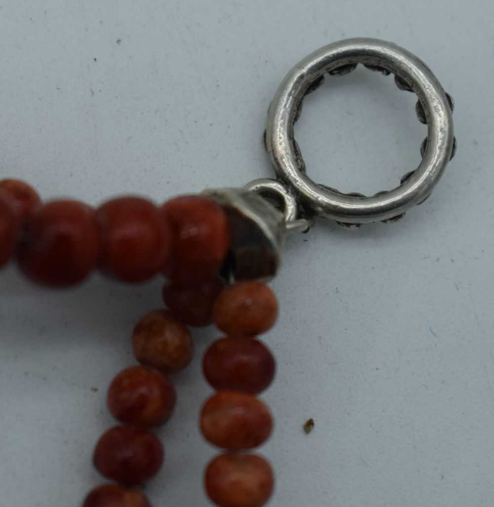 AN IMITATION CORAL WOOD NECKLACE. 35 grams. 22 cm long. - Image 3 of 3
