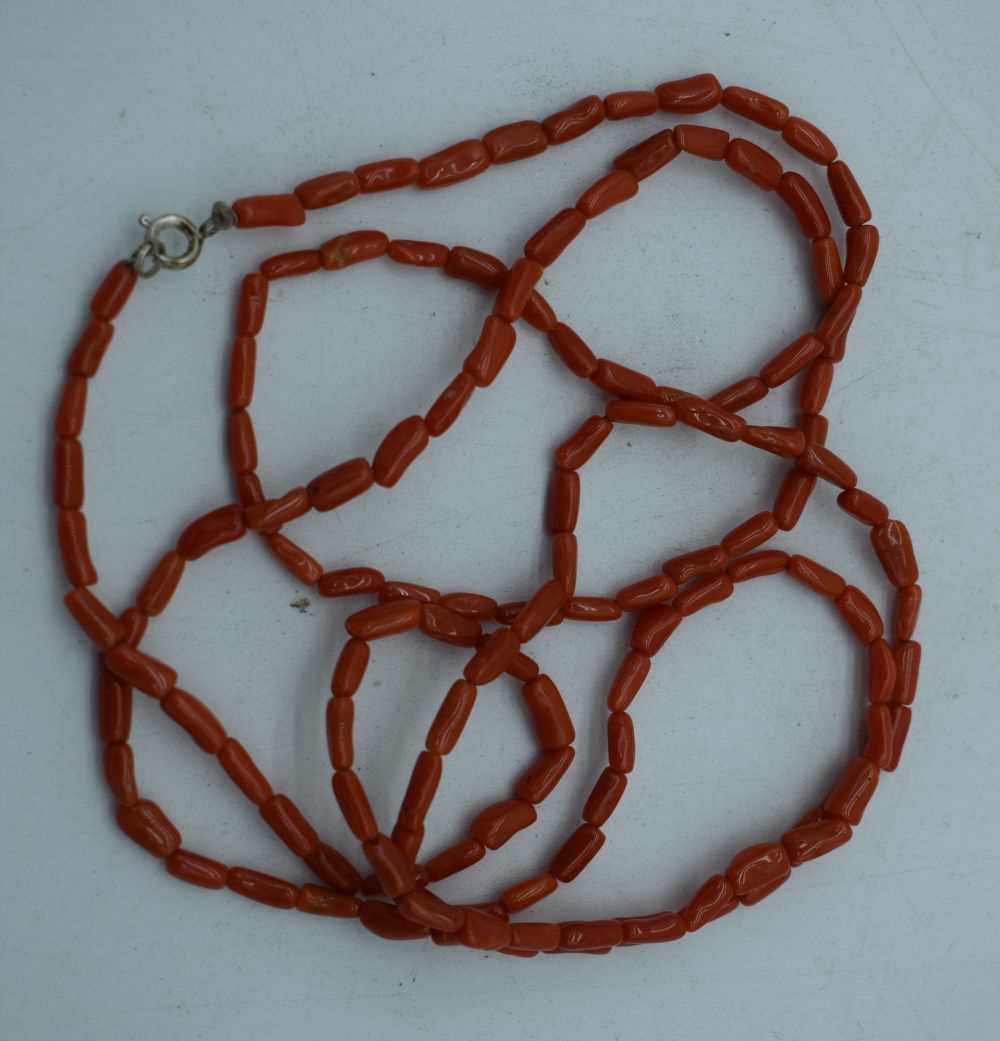 A CORAL NECKLACE. 27 grams. 45cm long.