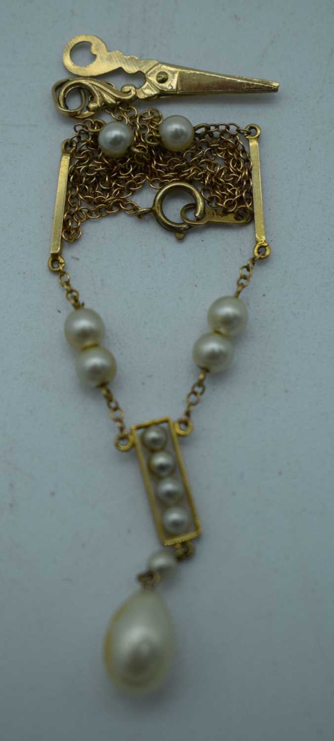 A 9CT GOLD NECKLACE. 5 grams. Chain 40 cm long, pendant 3.5 cm x 0.75 cm.