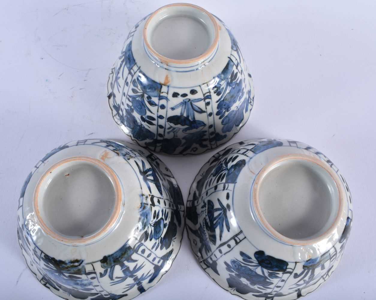A SET OF THREE CHINESE KRAAK PORCELAIN BLUE AND WHITE SCALLOPED BOWLS possibly King/Qing. 13 cm x - Image 4 of 4