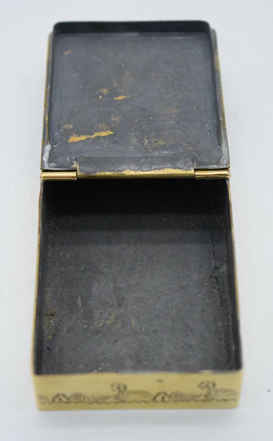 AN ANTIQUE BRASS SNUFF BOX. 73 grams. 8 cm x 5 cm. - Image 3 of 4