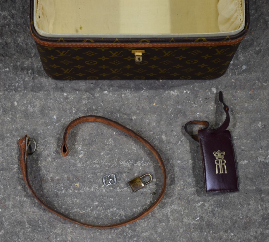 A Louis Vuitton overnight case 22 x 33 x 22 cm. - Image 10 of 14