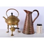 A vintage brass kettle with a fitted burner together with a Copper jug 28 cm (2).