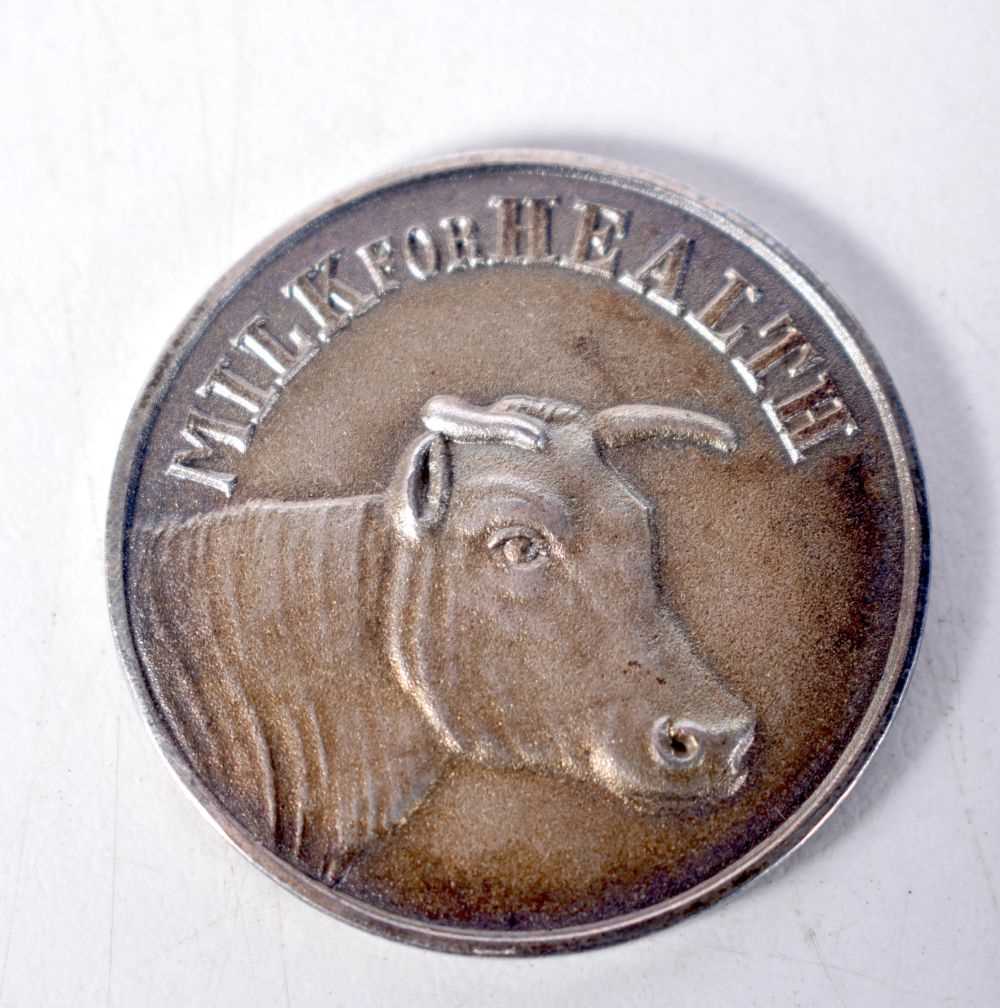 A Silver Agricultural Medal by Thomas Fattorini. Hallmarked Birmingham 1924. 3.2 cm diameter, weight - Image 2 of 4