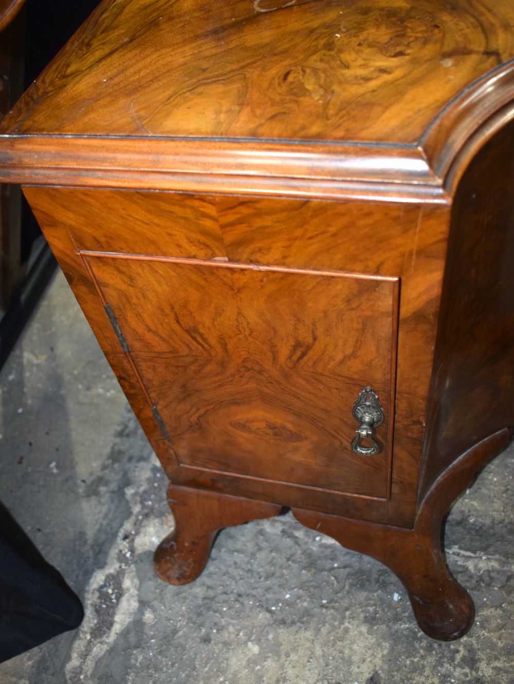 A Maurice Adams Burr Walnut veneered Queen Alexandra Dress table with triple folding bevelled - Image 15 of 18