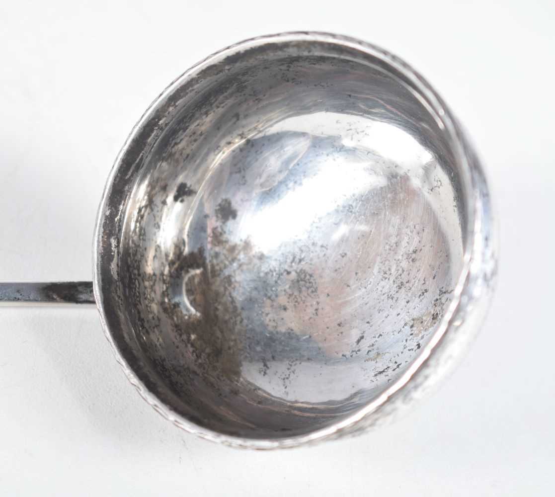 A Georgian Style White Metal Toddy Ladle with Twisted Horn Handle. 31 cm x 5.6 cm - Image 2 of 4