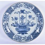 A LARGE EARLY 18TH CENTURY CHINESE EXPORT BLUE AND WHITE PORCELAIN DISH Kangxi/Yongzheng. 28 cm