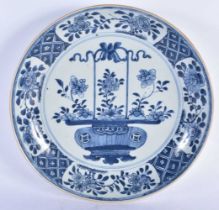 A LARGE EARLY 18TH CENTURY CHINESE EXPORT BLUE AND WHITE PORCELAIN DISH Kangxi/Yongzheng. 28 cm