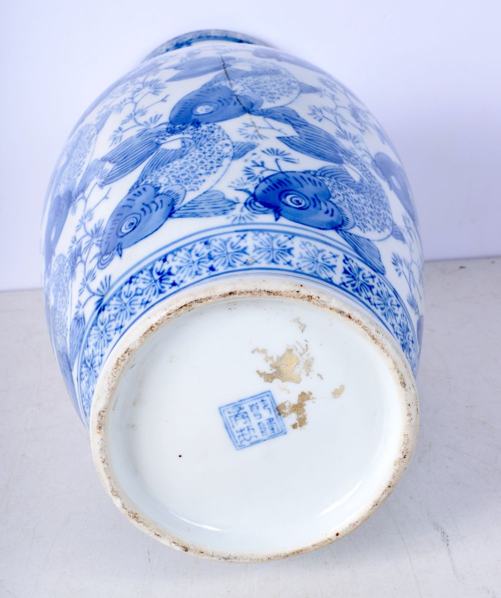 A Chinese porcelain blue and white vase decorated with fish and Algae 36 cm. - Image 7 of 8