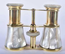 A PAIR OF MOTHER OF PEARL OPERA GLASSES. 9 cm x 9 cm extended.