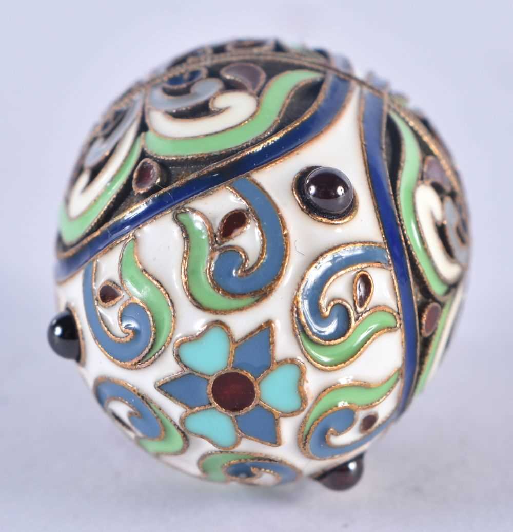 A Continental Silver Gilt and Enamel Egg Pendant. Stamped 84, 3.2 cm x 2.1cm, weight 9.5g - Image 2 of 3