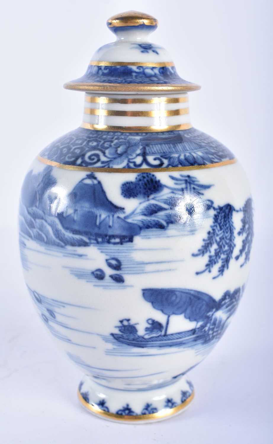 AN 18TH CENTURY CHINESE EXPORT BLUE AND WHITE PORCELAIN TEA CADDY AND COVER Qianlong. 14.5 cm high. - Image 2 of 4