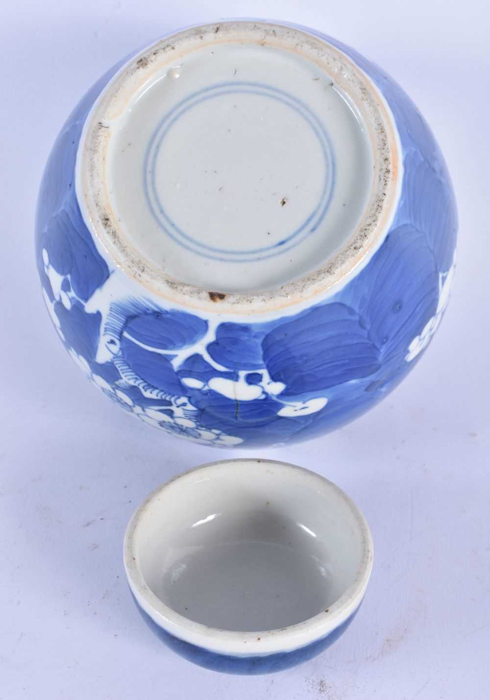 A 19TH CENTURY CHINESE BLUE AND WHITE PORCELAIN GINGER JAR AND COVER Qing. 15 cm x 10 cm. - Image 4 of 4