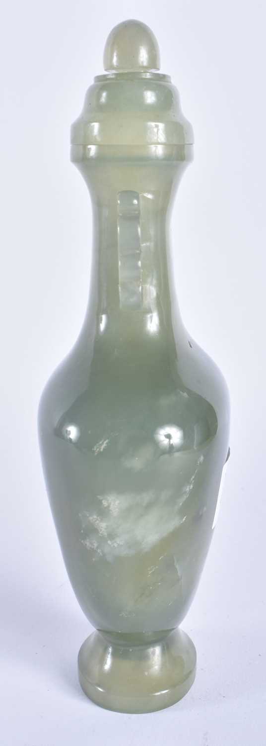 A FINE LATE 19TH CENTURY CHINESE CARVED JADE TWIN HANDLED VASE AND COVER Late Qing. 21 cm x 8 cm. - Image 2 of 5