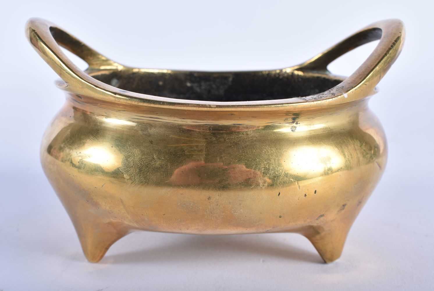 A 19TH CENTURY CHINESE TWIN HANDLED BRONZE CENSER bearing Xuande marks to base. 786 grams. 13 cm - Image 3 of 5
